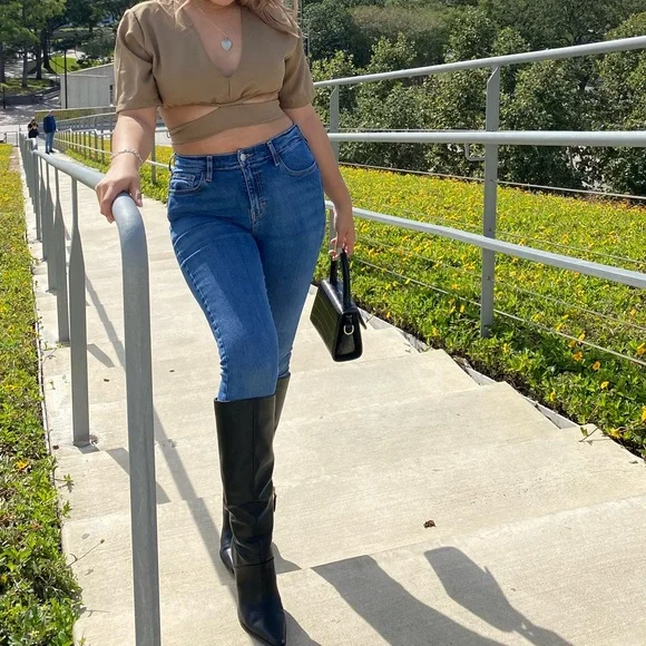 Self-tie V-neck Cropped Top - Picture 9 of 9